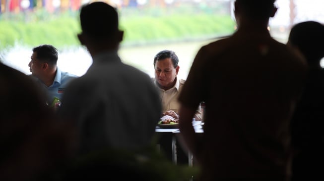 Prabowo Makan Siang Bareng Penarik Becak Motor, Nelayan dan Petani di Medan, Sumut