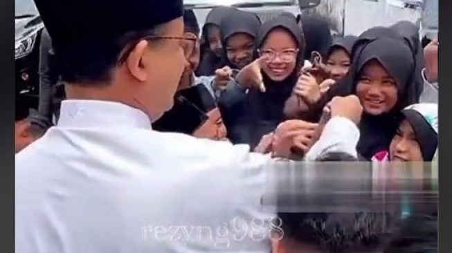 Anies Baswedan Buktikan Popularitasnya, Disambut Meriah Anak-Anak!