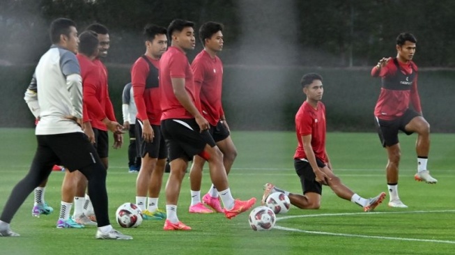 Sejumlah pesepak bola Timnas Indonesia melakukan latihan di Stadion Al Egla 4, Lusail, Qatar, Sabtu (13/1/2024). ANTARA FOTO/Yusran Uccang/nym. (ANTARA FOTO/YUSRAN UCCANG)