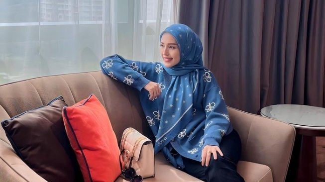 Potret cantik Adelia Wilhelmina pakai hijab (Instagram/adeliapasha)