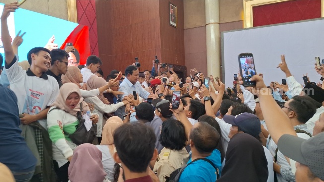 Bikin Riuh, Prabowo Dikerumuni untuk Selfie di Rapimnas KSPN: Joget Gemoy Tetap Curi Perhatian