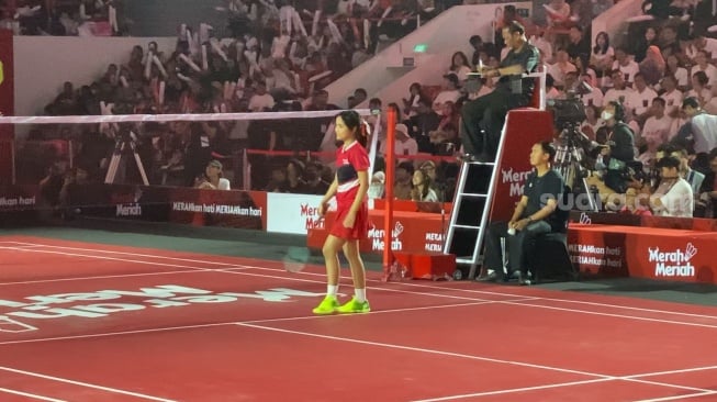 Fujianti Utami atau Fuji dan Fadly Faisal di pertandingan bulu tangkis Merah Meriah di Istora Senayan, Jakarta, Minggu (14/1/2024). [Suara.com/Adiyoga Priyambodo]