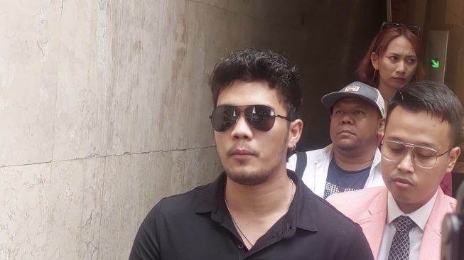 Bima Prawira pemeran pria di fim porno yang dibintangi Siskaeee usai menjalani pemeriksaan sebagai tersangka di Polda Metro Jaya. (Suara.com/Faqih)