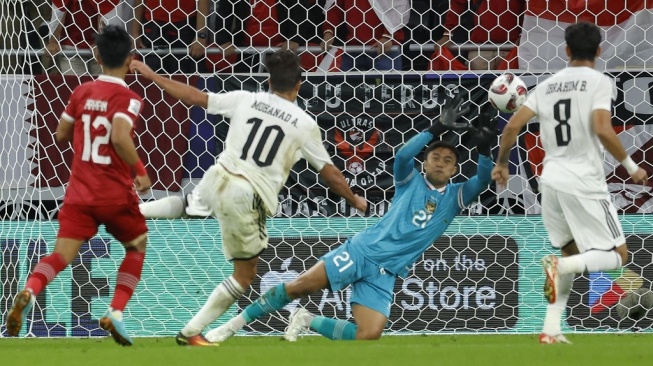 Penyerang timnas Irak #10 Mohanad Ali mencetak gol pertama timnya pada pertandingan Grup D Piala Asia 2023 antara timnas Indonesia vs Irak di Stadion Ahmad bin Ali di Al-Rayyan, sebelah barat Doha pada 15 Januari 2024.KARIM JAAFAR / AFP.