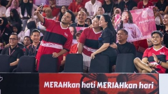 Puan Maharani dan Pinka Haprani selfie bersama Thariq Halilintar. (Instagram/@puanmaharani)