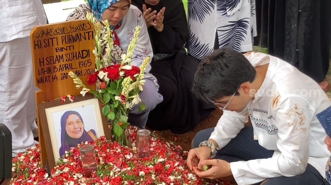 Maxime Bouttier usai pemakaman sang ibu, Siti Purwanti di TPU Jeruk Purut, Jakarta, Senin (15/1/2024). [Suara.com/Adiyoga Priyambodo]