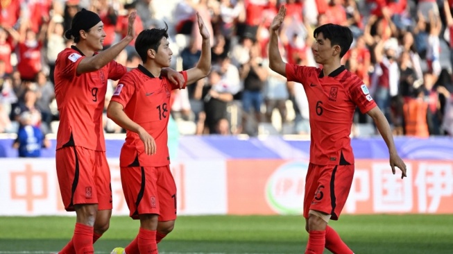 Gelandang timnas Korea Selatan #18 Lee Kang-in melakukan selebrasi bersama rekan-rekannya setelah mencetak gol ketiga timnya pada pertandingan pertama Grup E Piala Asia 2023 antara Korea Selatan vs Bahrain di Stadion Jassim bin Hamad di Doha pada 15 Januari 2024.HECTOR RETAMAL / AFP.
