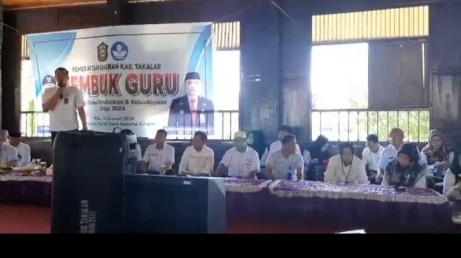 Sekdakab Takalar Muhammad Hasbi saat membuka acara Rembuk Guru yang digelar pada Rabu (10/01/2024). [Ist]