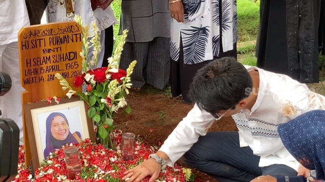 Maxime Bouttier usai pemakaman sang ibu, Siti Purwanti di TPU Jeruk Purut, Jakarta, Senin (15/1/2024). [Suara.com/Adiyoga Priyambodo]