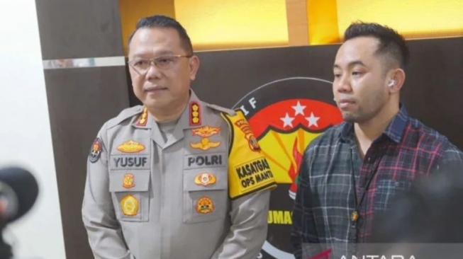 Kepala Bidang Humas Polda Kaltim Kombes Pol. Yusuf Sutejo (kiri) dan Kepala Subdit Siber Polda Kaltim Kompol Kadek Adi Budi saat memberikan keterangan pers terkait kasus pengancaman Anis di Kalimantan Timur, Senin (15/1/2024). (ANTARA/HO-Polda Kaltim)