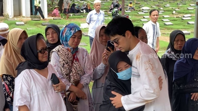 Maxime Bouttier usai pemakaman sang ibu, Siti Purwanti di TPU Jeruk Purut, Jakarta, Senin (15/1/2024). [Suara.com/Adiyoga Priyambodo]