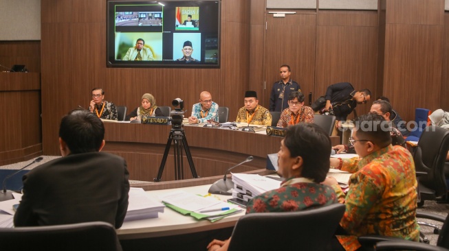 Suasana jalannya sidang dugaan pelanggaran Kode Etik Penyelenggara Pemilu (KEPP) dengan teradu ketua dan anggota KPU RI di Ruang Sidang DKPP, Jakarta, Senin (15/1/2024). [Suara.com/Alfian Winanto]