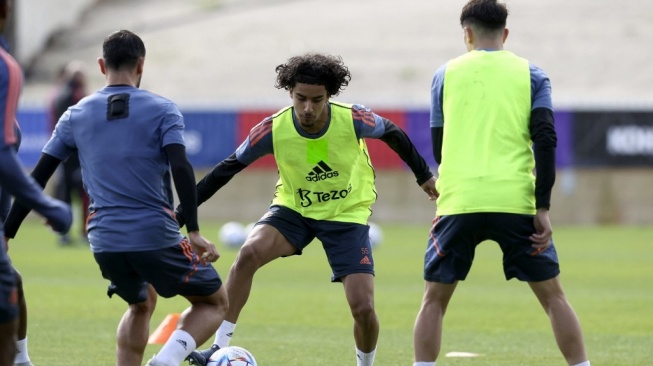 Gelandang Timnas Irak, Zidane Iqbal (tengah). [Trevor Collens / AFP]