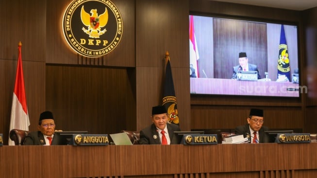 Ketua Dewan Kehormatan Penyelenggara Pemilu (DKPP) Heddy Lugito (tengah) memimpin sidang dugaan pelanggaran Kode Etik Penyelenggara Pemilu (KEPP) dengan teradu ketua dan anggota KPU RI di Ruang Sidang DKPP, Jakarta, Senin (15/1/2024). [Suara.com/Alfian Winanto]