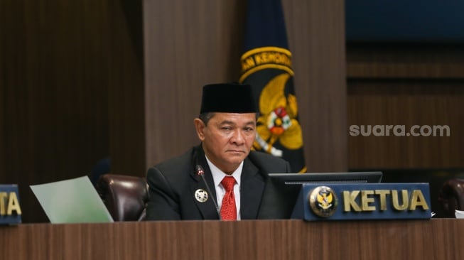 Ketua Dewan Kehormatan Penyelenggara Pemilu (DKPP) Heddy Lugito memimpin sidang dugaan pelanggaran Kode Etik Penyelenggara Pemilu (KEPP) dengan teradu ketua dan anggota KPU RI di Ruang Sidang DKPP, Jakarta, Senin (15/1/2024). [Suara.com/Alfian Winanto]