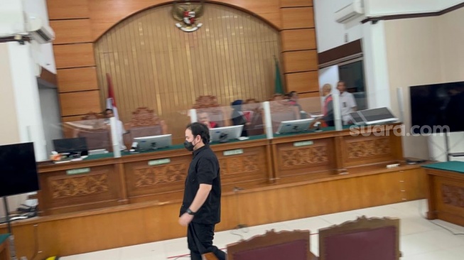 Dito Mahendra di Pengadilan Negeri Jakarta Selatan pada Senin (15/1/2024). [Suara.com/Rena Pangesti]