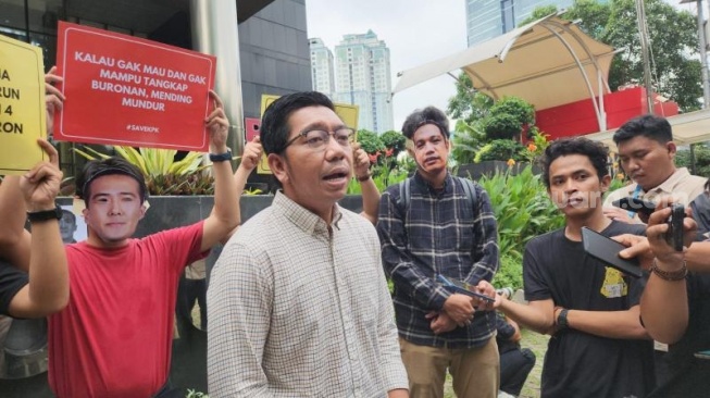 Peneliti ICW, Kurnia Ramadhana dalam berada dalam aksi peringatan keras empat tahun buronnya Harun Masiku dalam depan gedung KPK, DKI Jakarta Selatan, Mulai Pekan (15/1/2024). (Suara.com/Fakhri)
