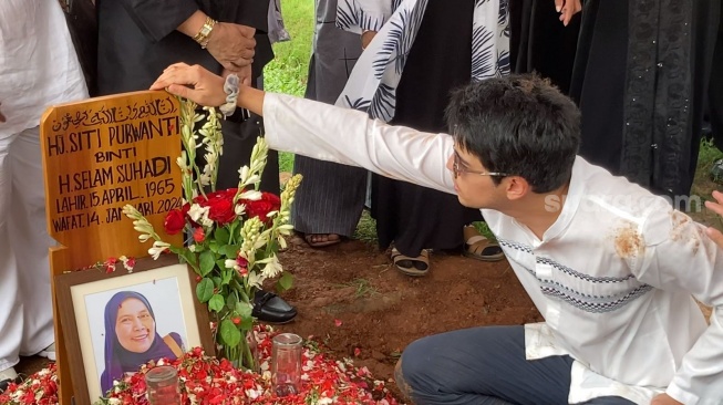 Maxime Bouttier usai pemakaman sang ibu, Siti Purwanti di TPU Jeruk Purut, Jakarta, Senin (15/1/2024). [Suara.com/Adiyoga Priyambodo]