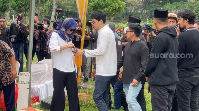 Luna Maya mendampingi Maxime Bouttier yang baru saja kehilangan ibunya, Siti Purwanti, di TPU Jeruk Purut, Jakarta, Senin (15/1/2024) [Suara.com/Adiyoga Priyambodo]