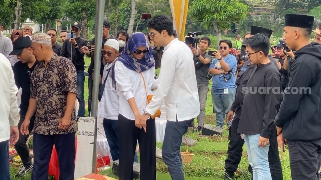 Luna Maya mendampingi Maxime Bouttier yang baru saja kehilangan ibunya, Siti Purwanti, di TPU Jeruk Purut, Jakarta, Senin (15/1/2024) [Suara.com/Adiyoga Priyambodo]