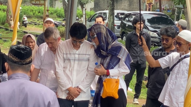 Luna Maya mendampingi Maxime Bouttier yang baru saja kehilangan ibunya, Siti Purwanti, di TPU Jeruk Purut, Jakarta, Senin (15/1/2024) [Suara.com/Adiyoga Priyambodo]