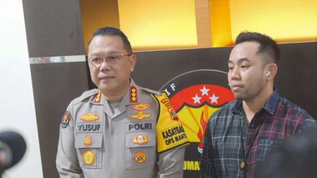 Kabid Humas Polda Kaltim Kombes Pol Yusuf Sutejo (kiri) dan Kasubdit Siber Polda Kaltim Komisaris Polisi Kadek Adi Budi (kanan) memberikan keterangan pers terkait kasus pengancaman. [ANTARA]