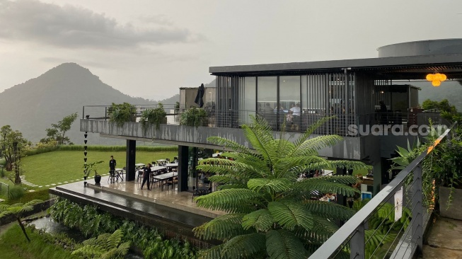 The Upper Clift Resort and Cafe, Destinasi Baru di Sentul yang Tawarkan Pemandangan Gunung 360 Derajat