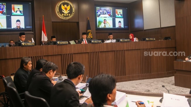 Suasana jalannya sidang dugaan pelanggaran Kode Etik Penyelenggara Pemilu (KEPP) dengan teradu ketua dan anggota KPU RI di Ruang Sidang DKPP, Jakarta, Senin (15/1/2024). [Suara.com/Alfian Winanto]