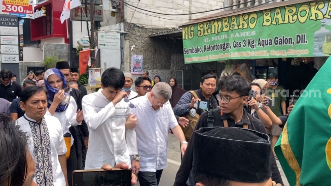 Luna Maya dampingi Maxime Bouttier saat antar jenazah Siti Purwanti menuju masjdi dari rumah duka di kawasan Bangka, Jakarta, Senin (15/1/2024) [Suara.com/Adiyoga Priyambodo].