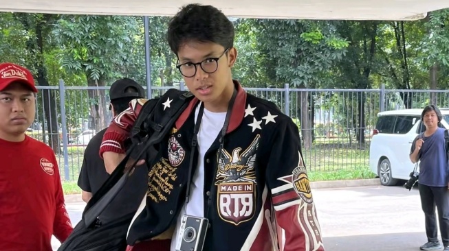 Outfit Keren Alam Ganjar Kenakan Varsity Jacket (TikTok/@merahmeriah.sportainment)