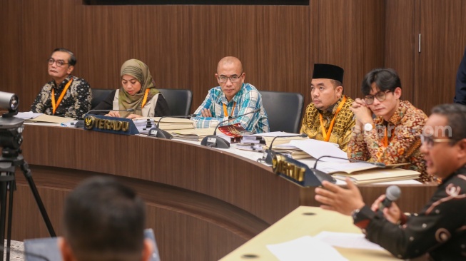 Ketua KPU Hasyin Asy'ari (tengah) mengikuti sidang pelanggaran Kode Etik Penyelenggara Pemilu (KEPP) dengan teradu ketua dan anggota KPU RI di Ruang Sidang DKPP, Jakarta, Senin (15/1/2024). [Suara.com/Alfian Winanto]