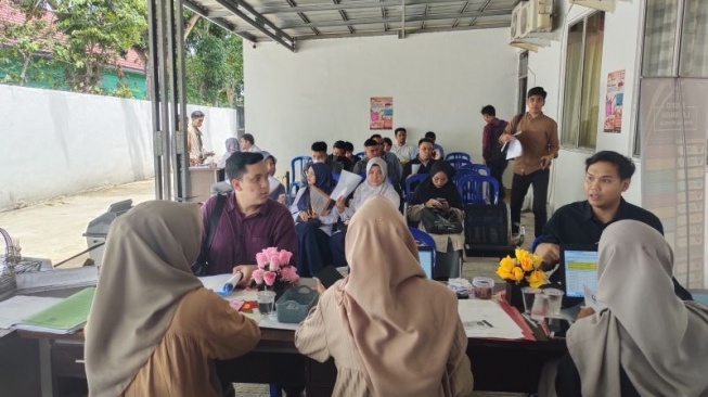 Ribuan Warga Bandar Lampung Antusias Urus Pindah Pemilih di KPU