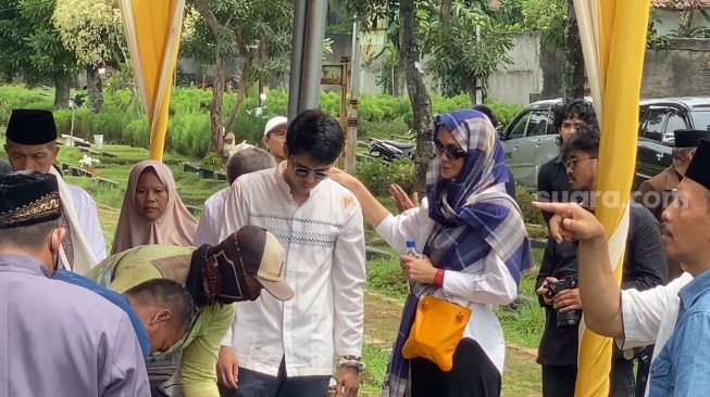 Luna Maya menemani Maxime Bouttier yang baru saja kehilangan ibunya, Siti Purwanti, di TPU Jeruk Purut, Jakarta, Senin (15/1/2024). [Pahami.id/Adiyoga Priyambodo]