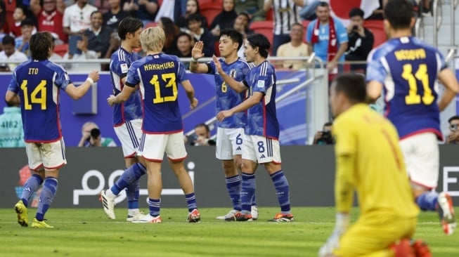 Para pemain Timnas Jepang merayakan gol ke gawang Vietnam pada laga Piala Asia 2023 di Stadion Al Thumama, Doha, Qatar, Minggu (14/1/2024). [KARIM JAAFAR / AFP]