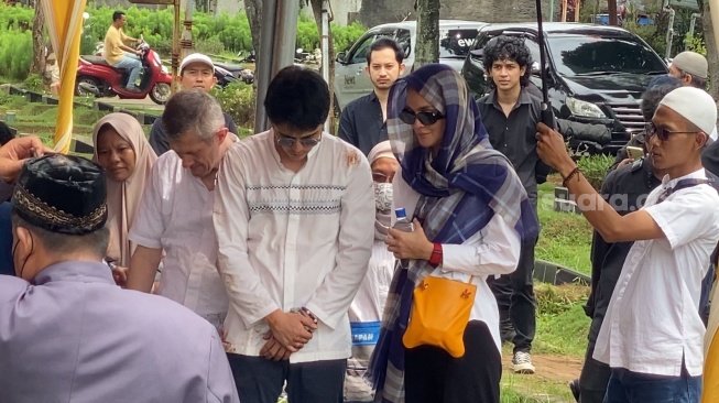 Luna Maya mendampingi Maxime Bouttier yang digunakan baru semata kehilangan ibunya, Siti Purwanti, di tempat TPU Jeruk Purut, Jakarta, Awal Minggu (15/1/2024) [Suara.com/Adiyoga Priyambodo]