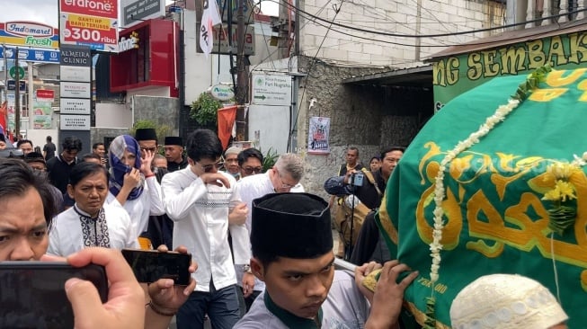 Ditemani Luna Maya, Maxime Bouttier Ikut Jalan Kaki Antar Ibu ke Masjid Jelang Salat Jenazah