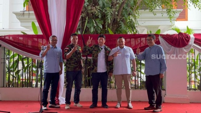 Persatuan Relawan Perlindungan Masyarakat atau Perlinmas menyatakan dukungan kepada pasangan capres-cawapres nomor urut 2 Prabowo-Gibran. Dukungan tersebut disampaikan langsung di kediaman Prabowo di Jalan Kertanegara IV, Kebayoran Baru, Jakarta Selatan, Senin (15/1/2024). (Suara.com/Yasir)