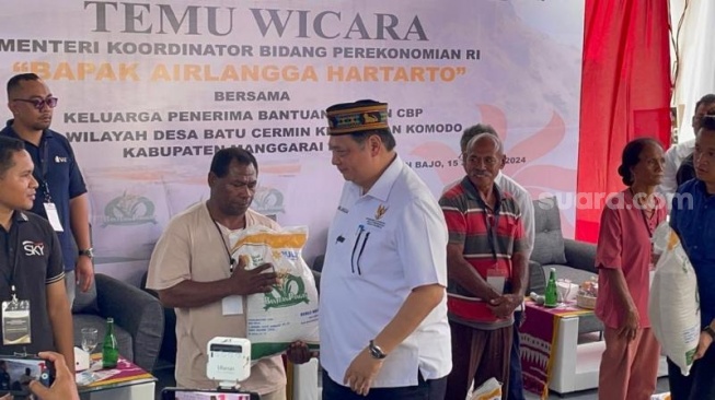 Menko Perekonomian Airlangga Hartarto saat bertemu dengan warga keluarga penerima bantuan pangan cadangan beras di Desa Batu Cermin, Komodo, Manggarai Barat, Nusa Tenggara Timur (NTT) pada Senin (15/1/2024). (Suara.com/Yaumal)