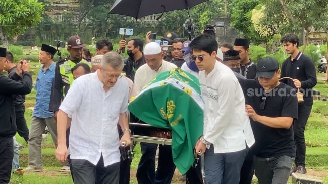 Maxime Bouttier ikut mengangkat keranda jenazah ibunya, Siti Purwanti di TPU Jeruk Purut, Jakarta, Senin (15/1/2024) [Suara.com/Adiyoga Priyambodo]