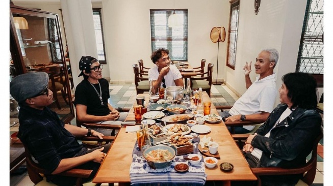 Calon presiden nomor urut 3, Ganjar Pranowo berbincang dengan personel band Slank, Minggu (14/1/2024). (IG @ganjar_pranowo)