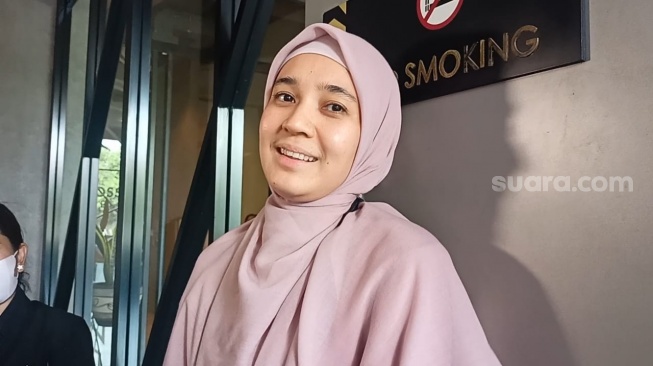 Dhini Aminarti ditemui di Bintaro, Jakarta Selatan, Selasa (16/1/2024) [Suara.com/Rena Pangesti]