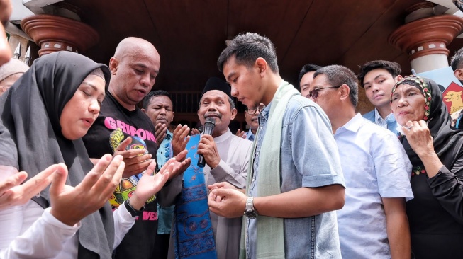 Gibran Blusukan ke Gang-gang di Warakas, Dukungan untuk Prabowo-Gibran  Terus Terdengar