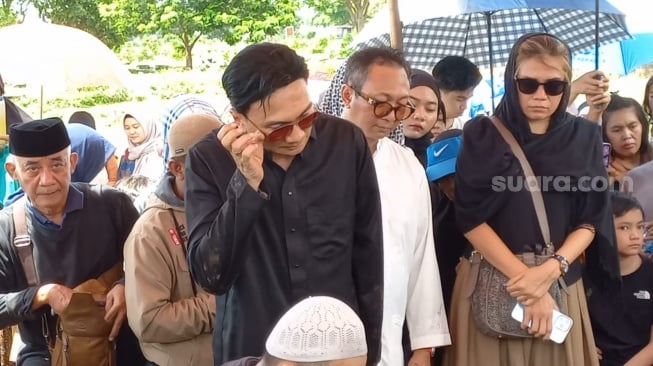 Anji di pemakaman ayah di TPU Mangun Jaya di Bekasi Timur, Selasa (16/1/2024). [Suara.com/Tiara Rosana]