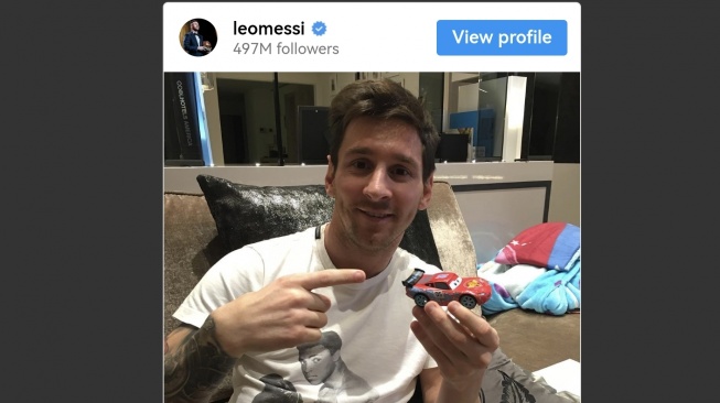 Lionel Messi dan model sebuah Ferrari sebagaimana pernah diunggahnya di laman media sosial [picture courtesy Lionel Messin]