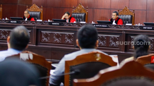 Ketua Mahkamah Konstitusi (MK) Suhartoyo saat memimpin sidang putusan uji formil putusan nomor 90 di Mahkamah Konstitusi, Jakarta, Selasa (16/1/2024). [Suara.com/Alfian Winanto]