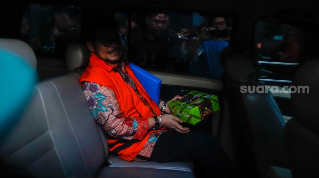 Tersangka Mantan Menteri Pertanian Syahrul Yasin Limpo (SYL) memasuki mobil tahanan usai menjalani pemeriksaan di Gedung Merah Putih KPK, Jakarta, Selasa (16/1/2024). [Suara.com/Alfian Winanto]