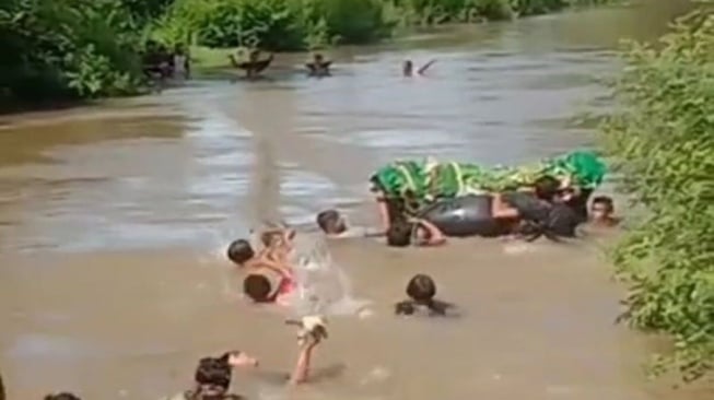 Sedih, Warga Pemerihan Harus Berenang Seberangi Sungai Antar Jenazah karena Tak Ada Jembatan