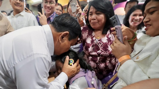 Prabowo Cium Kepala Bocah Saat Perayaan Natal Bersama BUMN: Tanda-tanda Bakal Menang