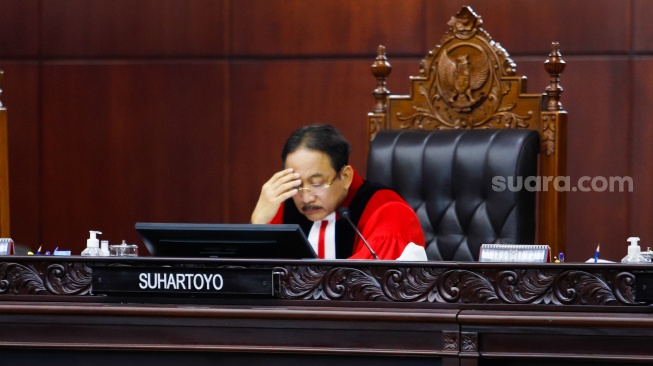 Ketua Mahkamah Konstitusi (MK) Suhartoyo saat memimpin sidang putusan uji formil putusan nomor 90 di Mahkamah Konstitusi, Jakarta, Selasa (16/1/2024). [Suara.com/Alfian Winanto]