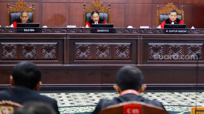 Ketua Mahkamah Konstitusi (MK) Suhartoyo saat memimpin sidang putusan uji formil putusan nomor 90 di Mahkamah Konstitusi, Jakarta, Selasa (16/1/2024). [Suara.com/Alfian Winanto]
